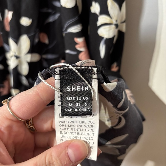 🎉3/25$🎉 🌸 SHEIN Black Floral Sleeveless Sundress – Size Medium 🌸 - Picture 3 of 5